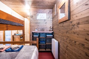 2 bedrooms, iron/ironing board, WiFi