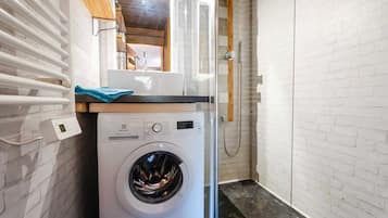 Dusche, kostenlose Toilettenartikel, Haartrockner, HandtĂŒcher