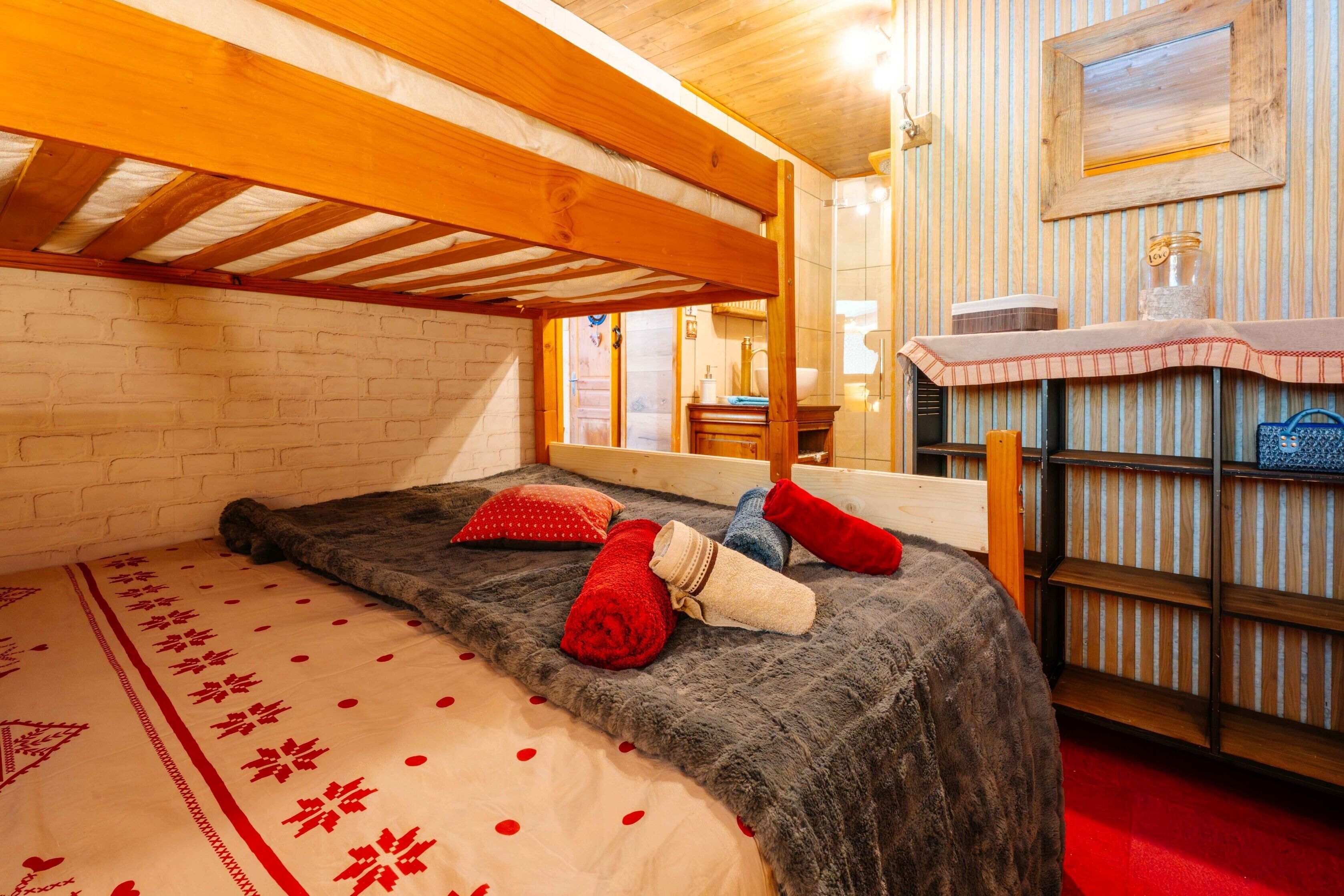 2 chambres, fer et planche à repasser, Wi-Fi, draps fournis