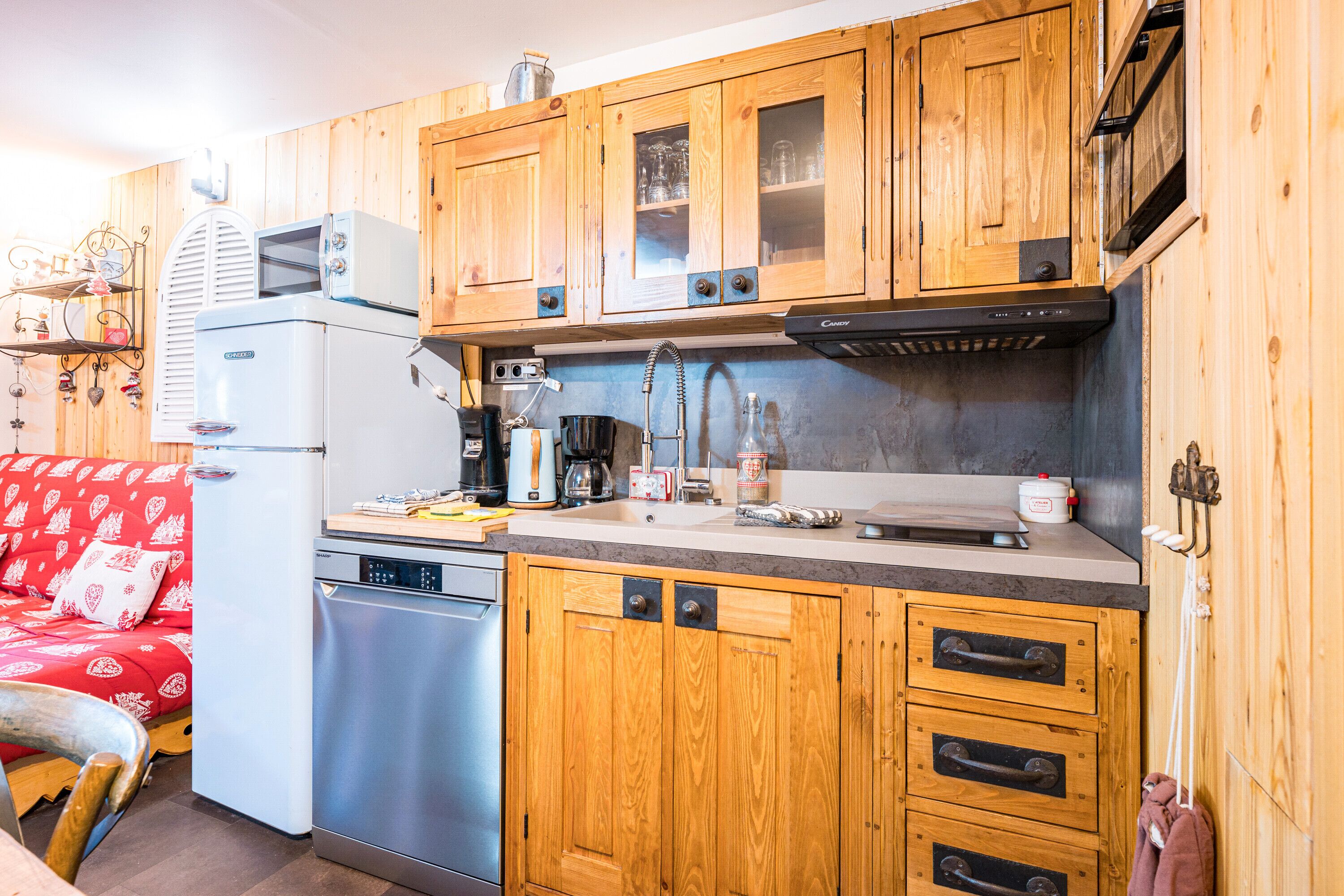 Jääkaappi, mikroaaltouuni, uuni, liesi