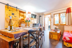 Dining - 'Bas De Lout'Chi Valfréjus' Apartment with Mountain View, Private Terrace and Wi-Fi (Valfréjus)