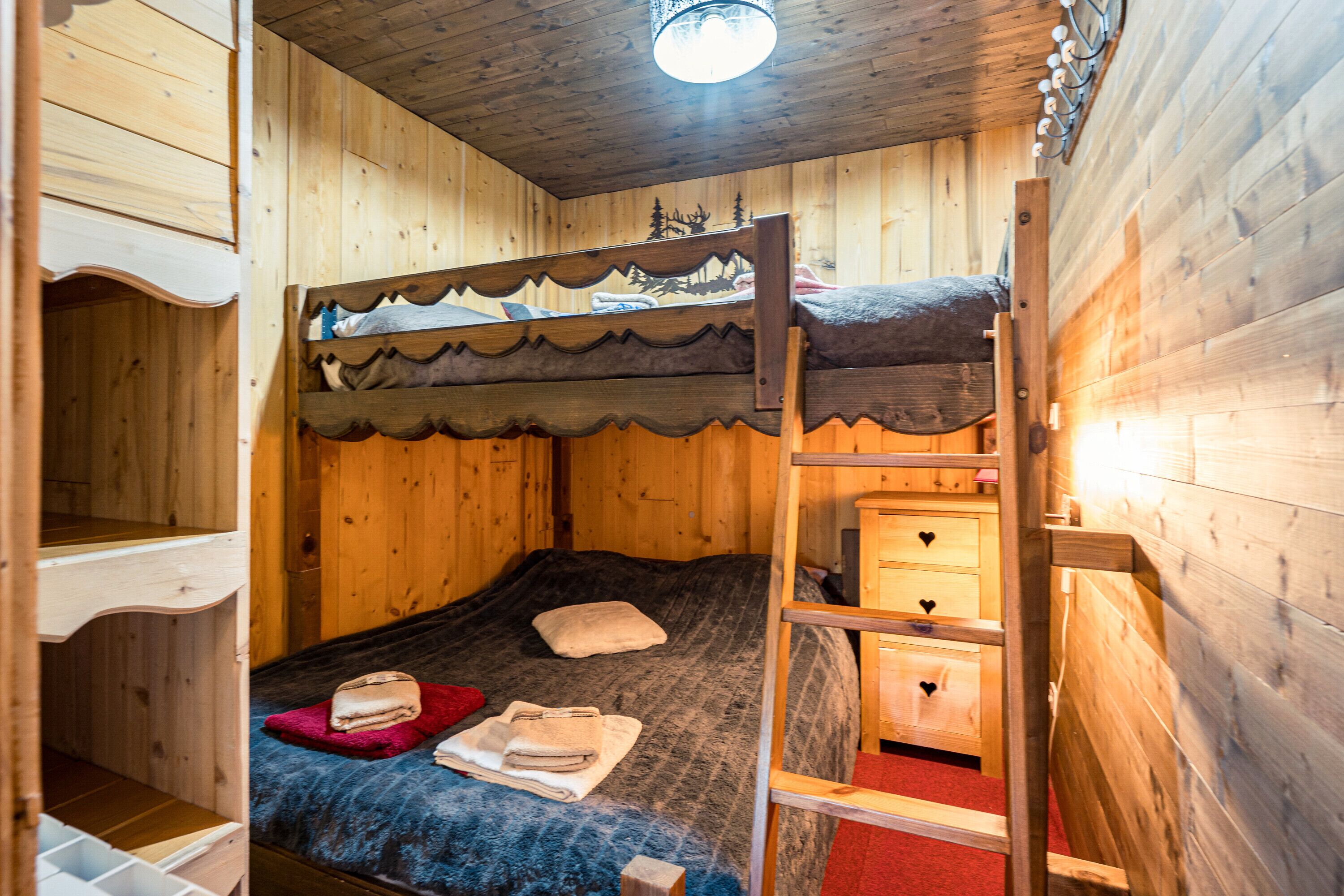 2 chambres, fer et planche à repasser, Wi-Fi, draps fournis