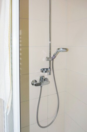 Een douche, een haardroger, handdoeken, zeep