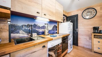 Jääkaappi, mikroaaltouuni, uuni, liesi