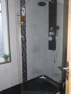 Shower, hair dryer, towels - Holiday Home 'Chez Isa De Pêcheur Etretat' with Sea View and Wi-Fi (Yport)