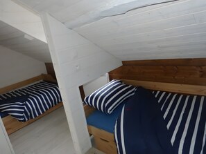 3 bedrooms, iron/ironing board, WiFi, bed sheets - Holiday Home 'Chez Isa De Pêcheur Etretat' with Sea View and Wi-Fi (Yport)