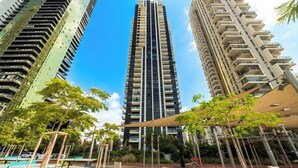 A high-rise building with multiple balconies and a clear sky. - Elegant Tower Apt | Sea View & Parking | Mamad (Bat Yam)