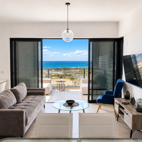 Elegant Tower Apt | Sea View & Parking | Mamad
