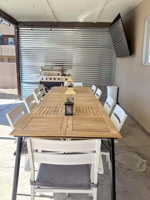 Outdoor dining - Endless Summer, Pool/Theatre/Boat Parking/Walk to London Bridge! (Lake Havasu City)