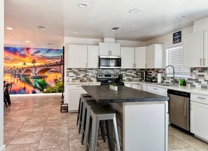 Fridge, microwave, oven, stovetop - Endless Summer, Pool/Theatre/Boat Parking/Walk to London Bridge! (Lake Havasu City)