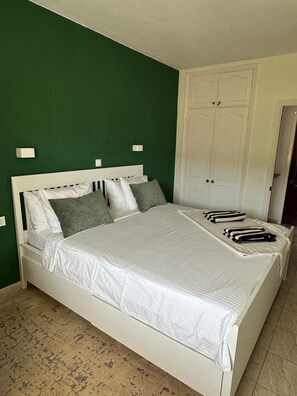 Tabla de planchar con plancha, wifi y ropa de cama 