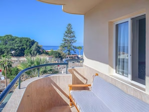 A balcony with a view of the sea, a chair, and a railing. - Vacation Apartment 'Costamar Oceanview 1 Bed' with Sea View, Shared Pool and Wi-Fi (Los Cristianos)