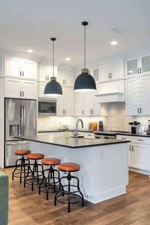 Frigorifero, microonde, forno, piano cottura