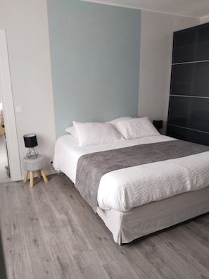 3 室のベッドルーム、アイロン / アイロン台、WiFi、ベッドシーツ