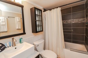 Douche, sèche-cheveux, serviettes fournies