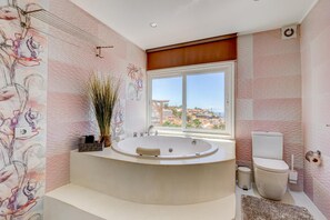 Suihku, hiustenkuivaaja, pyyhkeet