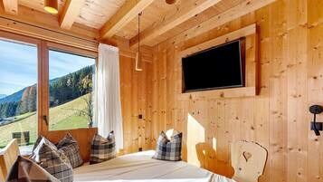 2 bedrooms, WiFi, bed sheets, wheelchair access