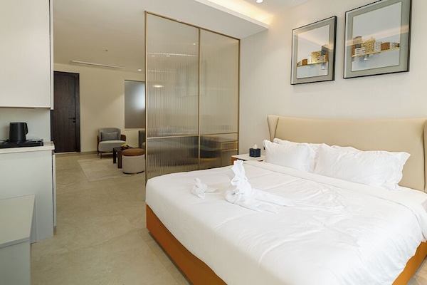 Escritorio y espacio para trabajar con laptop