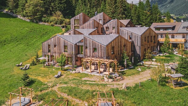 A rustic wooden cabin with multiple rooms, a garden with outdoor seating, and a scenic mountain backdrop. - Chalet 'Groudo Michl 2' with Mountain View, Shared Terrace and Wi-Fi (Gsies)