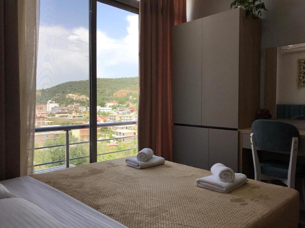 Laptop workspace, iron/ironing board, free WiFi