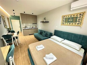 Espacio para trabajar con laptop y tabla de planchar con plancha 