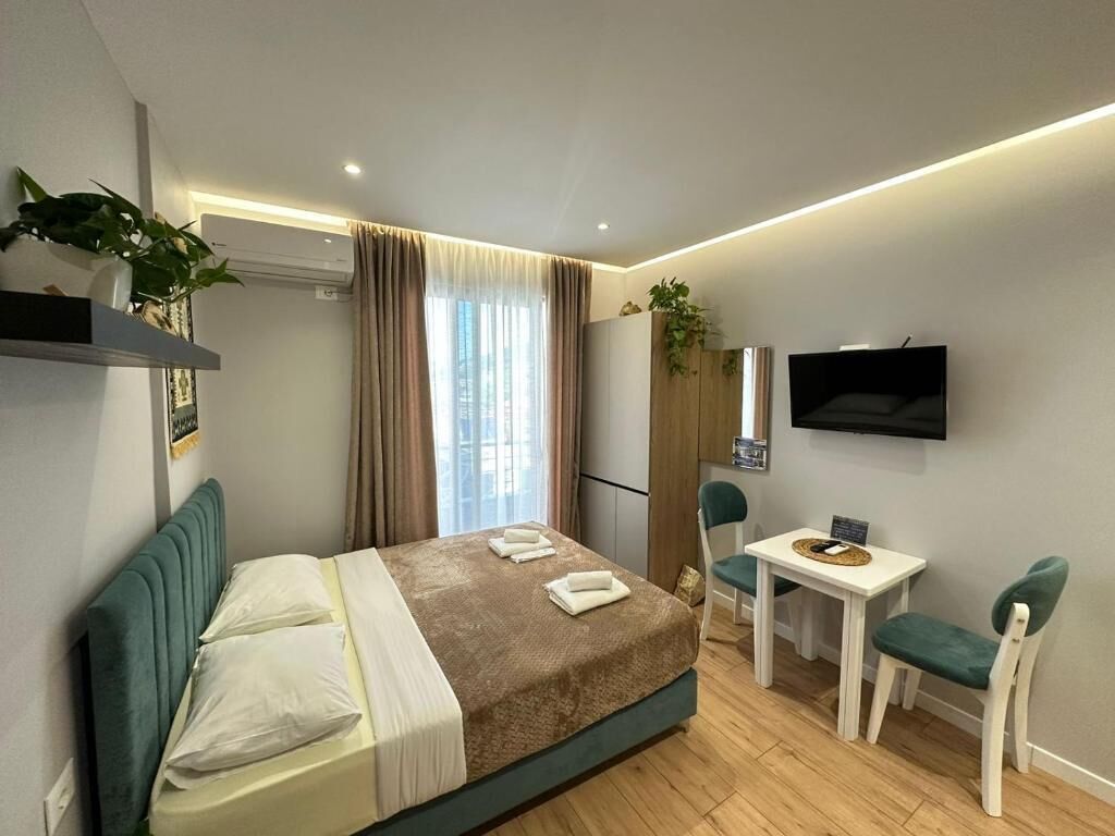 Laptop workspace, iron/ironing board, free WiFi