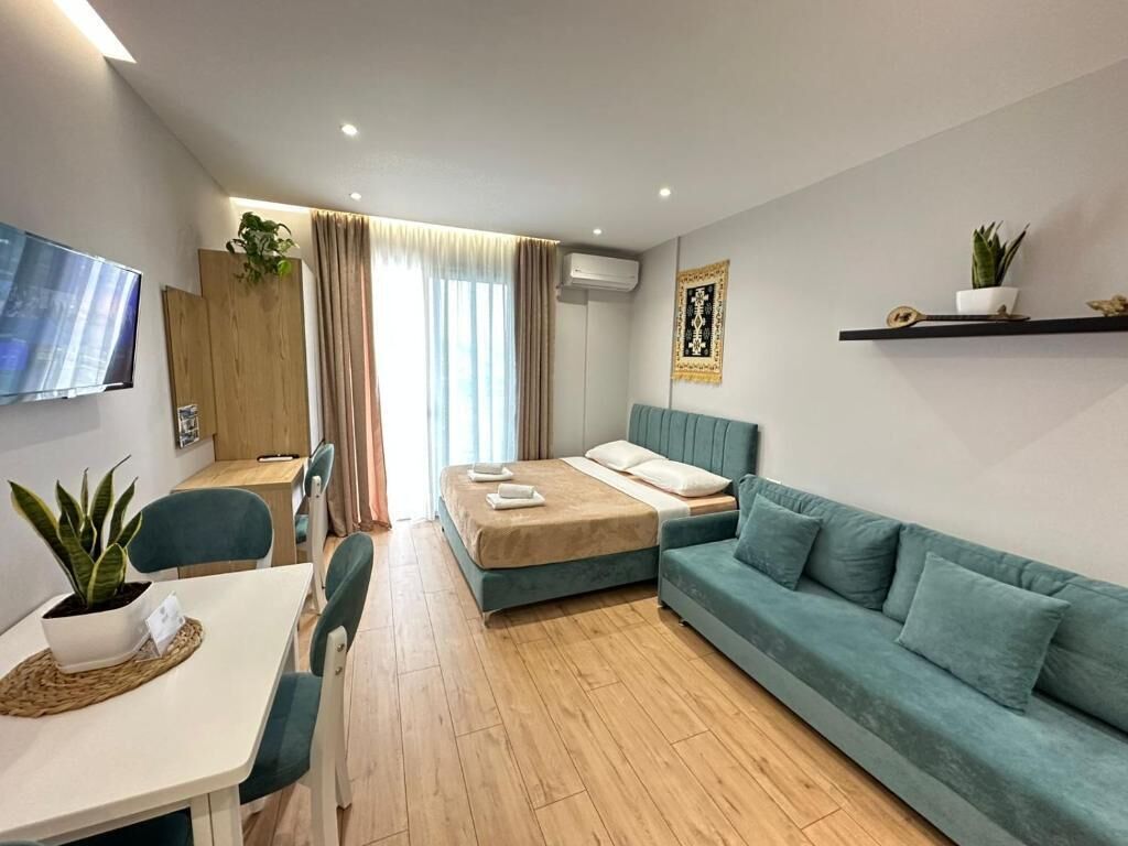 Laptop workspace, iron/ironing board, free WiFi