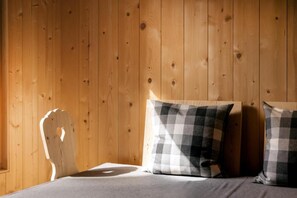 WiFi, bed sheets, wheelchair access