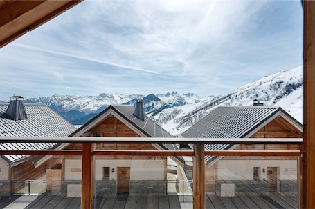 Property grounds. Holiday Home 'Chalet l'Argentière' with Mountain View and Balcony