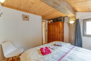 1 slaapkamer, een strijkplank/strijkijzer, wifi, beddengoed