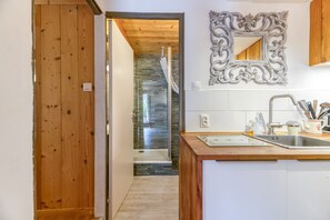Dusche, kostenlose Toilettenartikel, Haartrockner, Handtücher