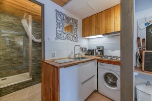 Kjøleskap, mikrobølgeovn, ovn og oppvaskmaskin