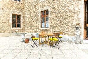 Outdoor dining - Apartment 'La Galerie François 1er Au Château' with Wi-Fi (Saint-Martin-d'Uriage)