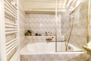 Douche, sĂšche-cheveux, serviettes fournies