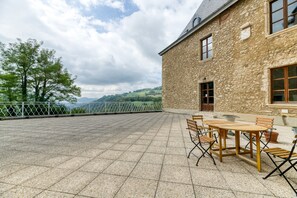 Outdoor dining - Apartment 'La Galerie François 1er Au Château' with Wi-Fi (Saint-Martin-d'Uriage)