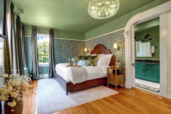 4 bedrooms, desk, iron/ironing board, WiFi