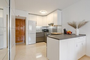 Fridge, microwave, oven, stovetop - Vacation Apartment 'Verodal 2 Bedroom' with Wi-Fi and Air Conditioning (Los Cristianos)