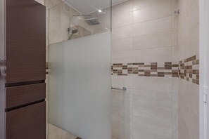 Dusche, Haartrockner, Handtücher