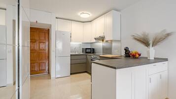 Frigorífico, microondas, horno y placa de cocina