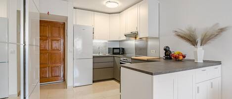 Réfrigérateur, micro-ondes, four, plaque de cuisson