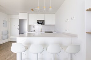 Kjøleskap, mikrobølgeovn, ovn og kaffetrakter/tekoker