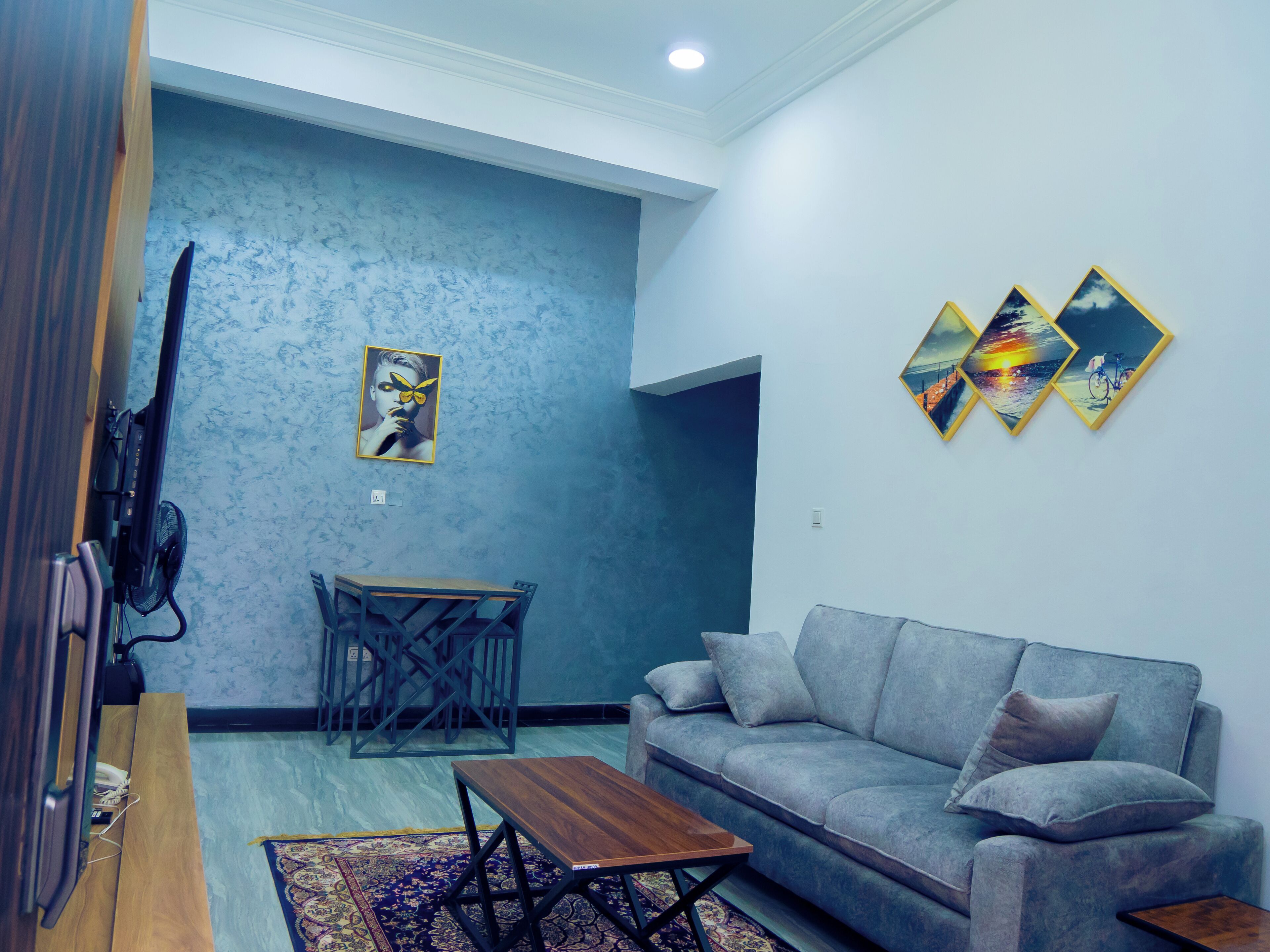 Deluxe Room | Living area | 60-inch Smart TV with satellite channels