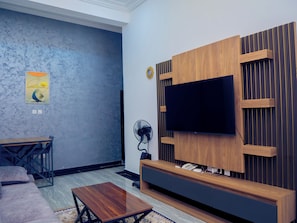 Deluxe Room | Living area | 60-inch Smart TV with satellite channels