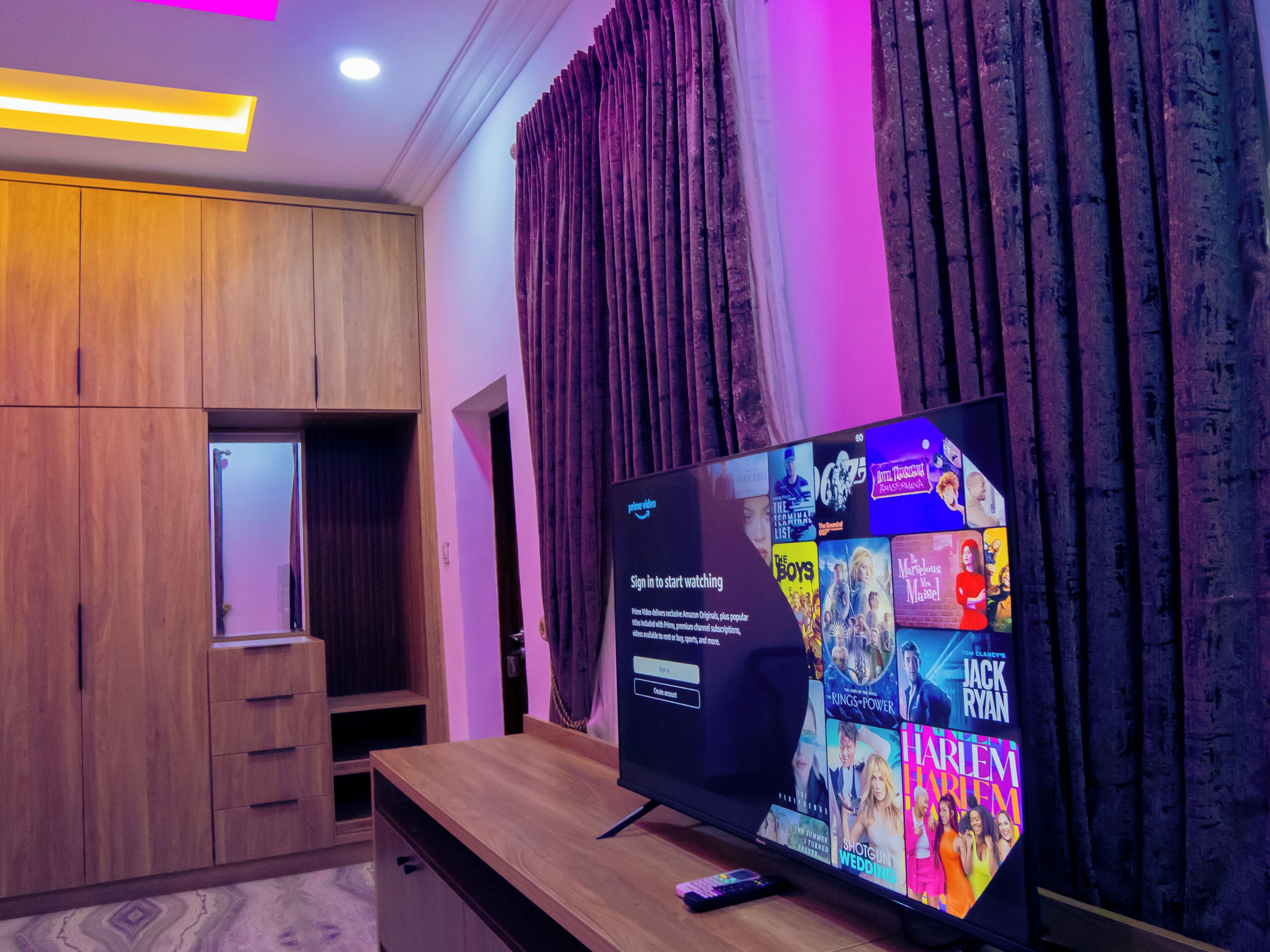 Ático presidencial, 1 habitación | Zona de estar | Smart TV de 60 pulgadas con canales por satélite