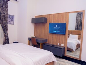 Deluxe-Zimmer | Individuell dekoriert, individuell eingerichtet, Schreibtisch