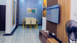 تناول الطعام داخل الغرفة