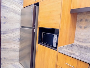 Deluxe Room | Private kitchen | Fridge, microwave, dining tables