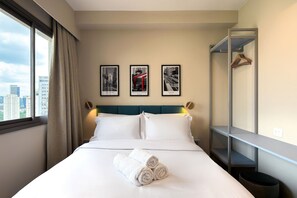 A hotel room with a bed, a window with curtains, a headboard, and three framed pictures on the wall. - Temporada Express (São Paulo)