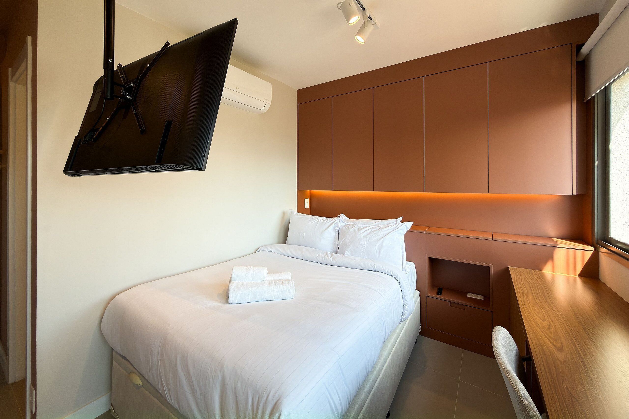 Studio Ville | Literie de qualité, lit avec matelas en mousse à mémoire, bureau