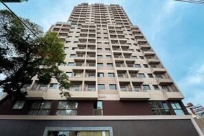 A high-rise building with multiple balconies and a modern architectural design. - Temporada Express (São Paulo)